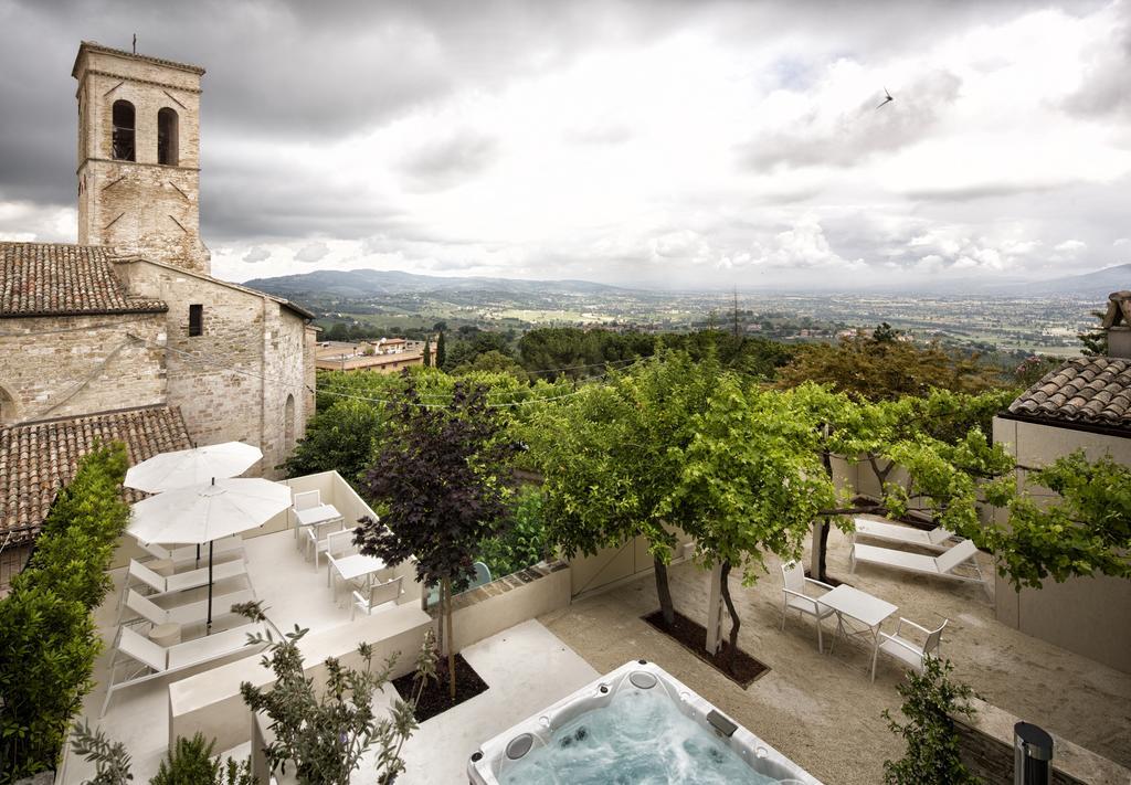 Hotel Degli Affreschi Montefalco Bagian luar foto