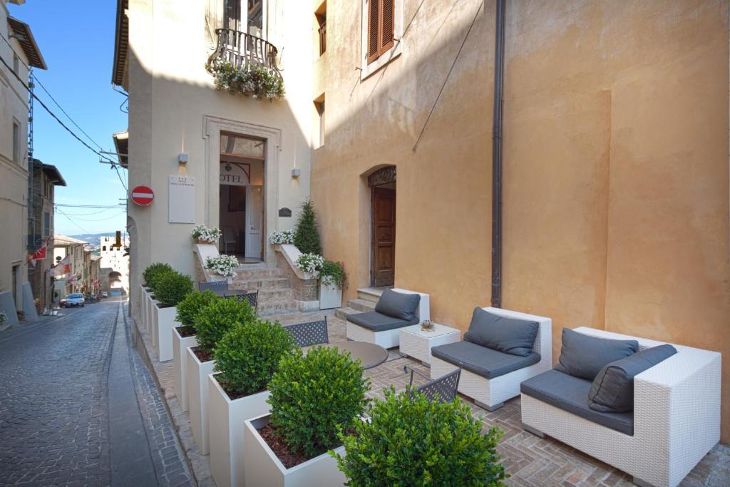 Hotel Degli Affreschi Montefalco Bagian luar foto